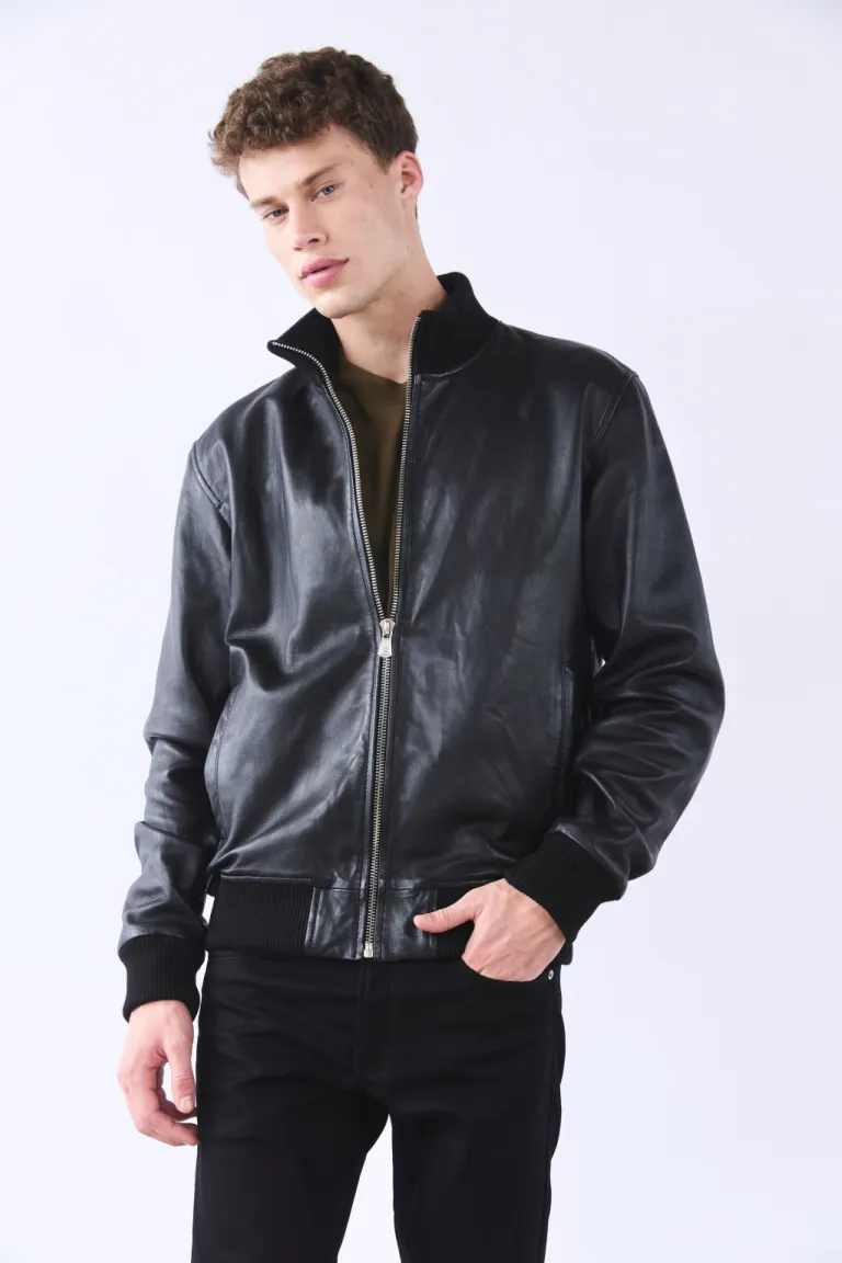 Campera de cuero negro con cierre metálico y detalles en la cintura y puños de Bensimon en Abrigos y Camperas para argentina