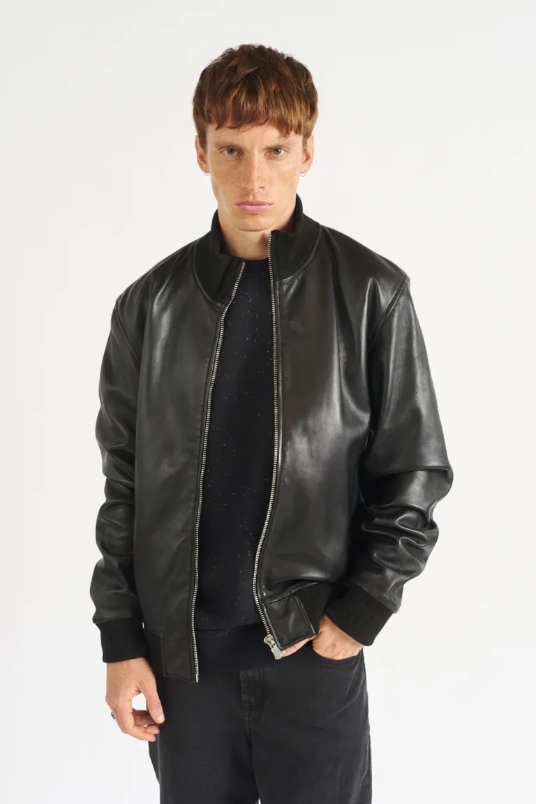 Campera de cuero negro con cierre metálico y detalles en la cintura y puños de Bensimon en Abrigos y Camperas para argentina