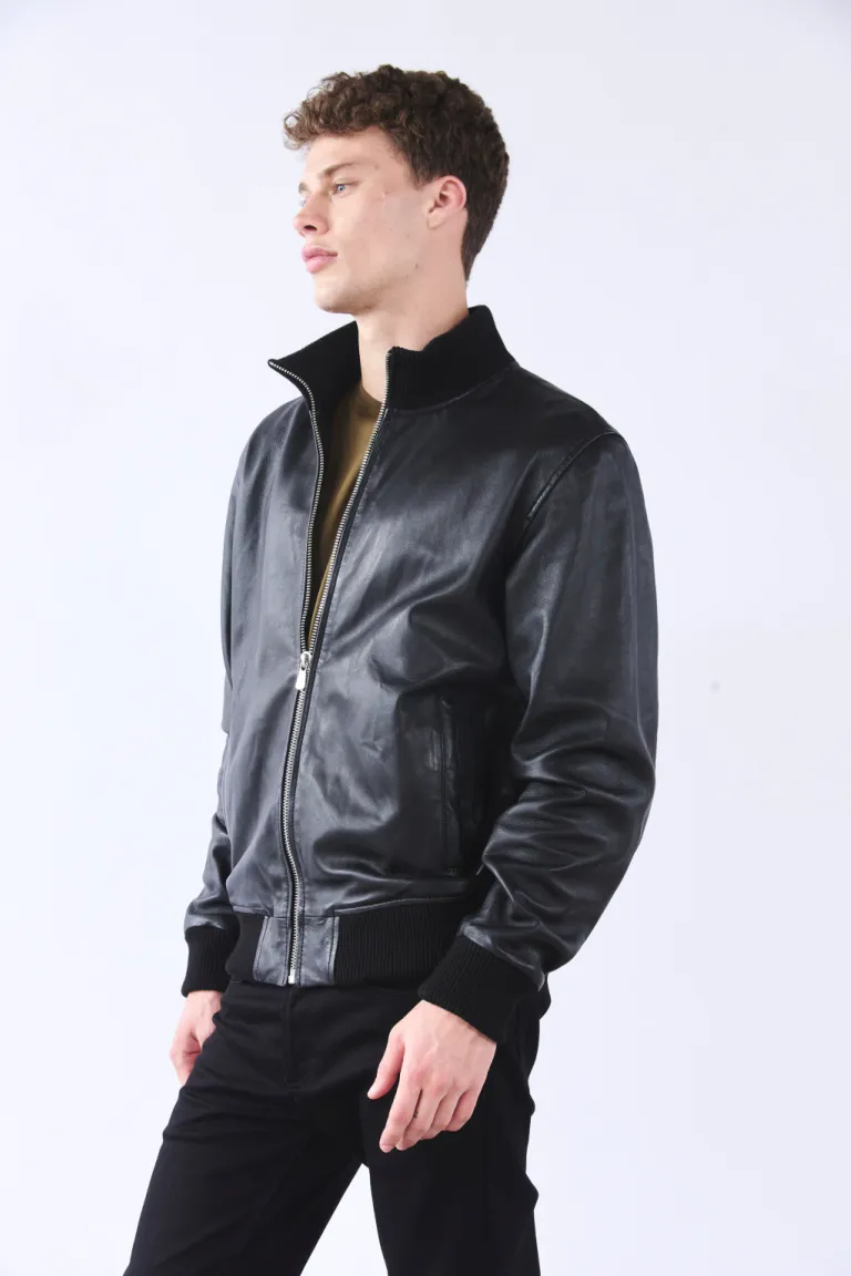 Campera de cuero negro con cierre metálico y detalles en la cintura y puños de Bensimon en Abrigos y Camperas para argentina