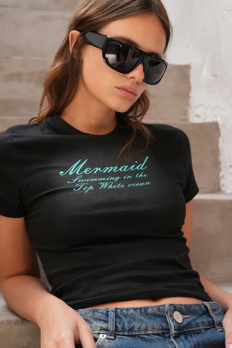 Remera de manga corta con estampado de sirena en negro para mujer de Top White en Remeras para argentina