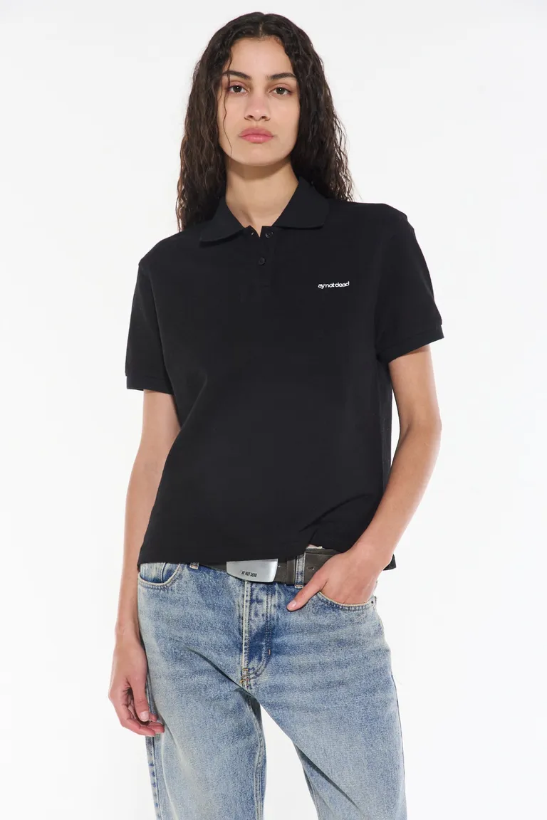 Chomba de cuello polo con logo bordado, manga corta y calce regular de Ay Not Dead en Remeras para argentina