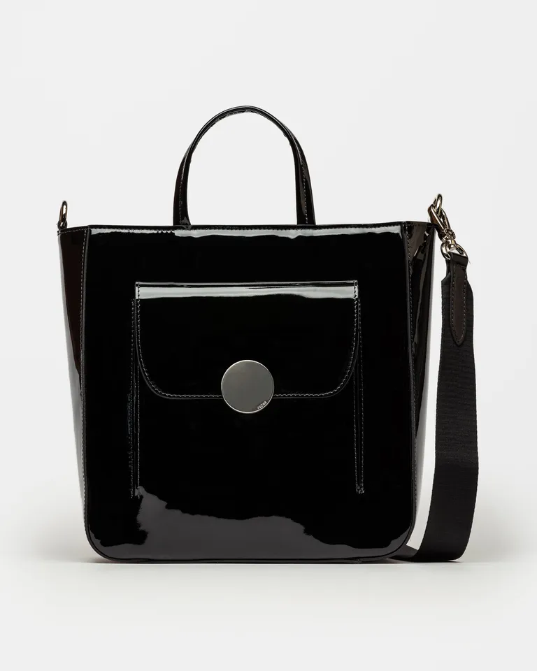 Shopper de cuero charol negro con herraje en níquel, un accesorio clásico y elegante de Prüne en Bolsos y Carteras para argentina