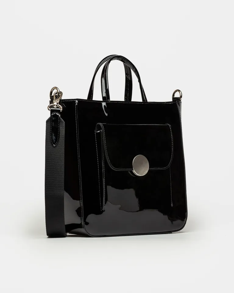Shopper de cuero charol negro con herraje en níquel, un accesorio clásico y elegante de Prüne en Bolsos y Carteras para argentina