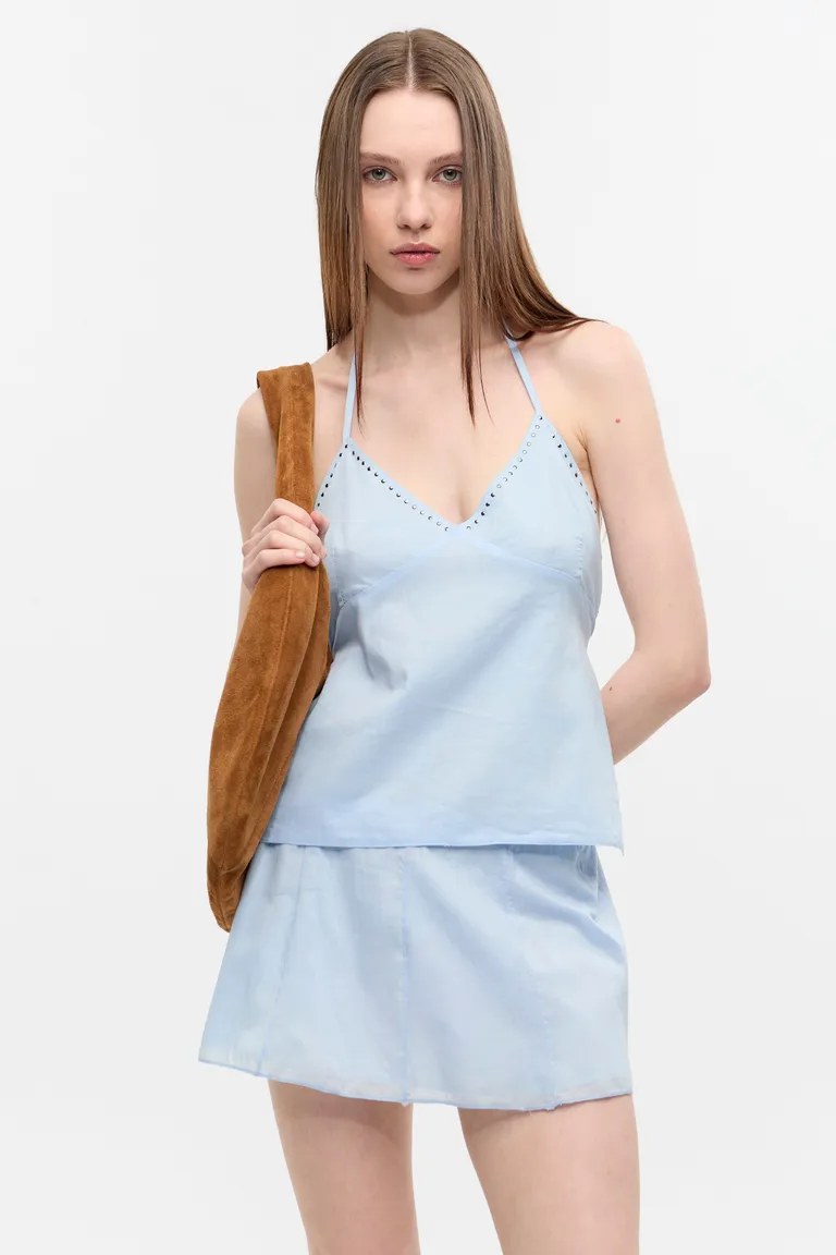 Top de mujer con escote en V, espalda descubierta y detalles de tachas de Ay Not Dead en Tops para argentina
