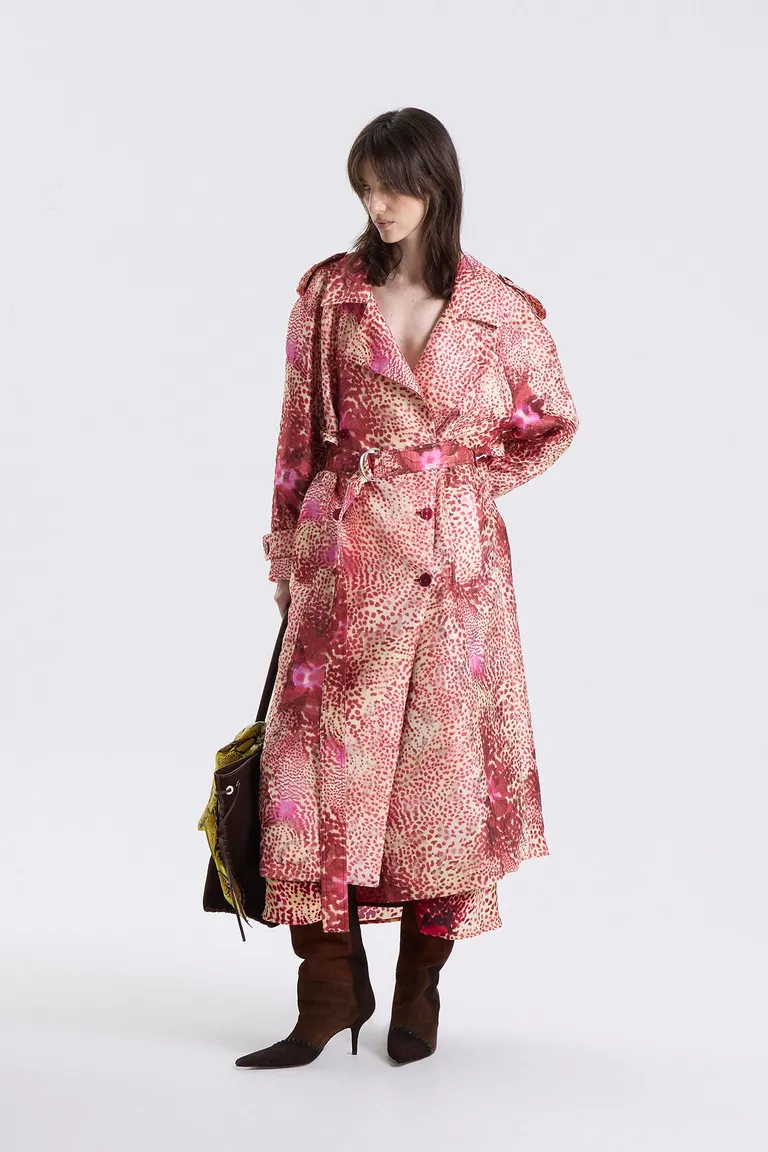 Trench largo con solapas amplias, charreteras, lazo ajustable en cintura y bolsillos laterales de Maria Cher en Tapados para argentina