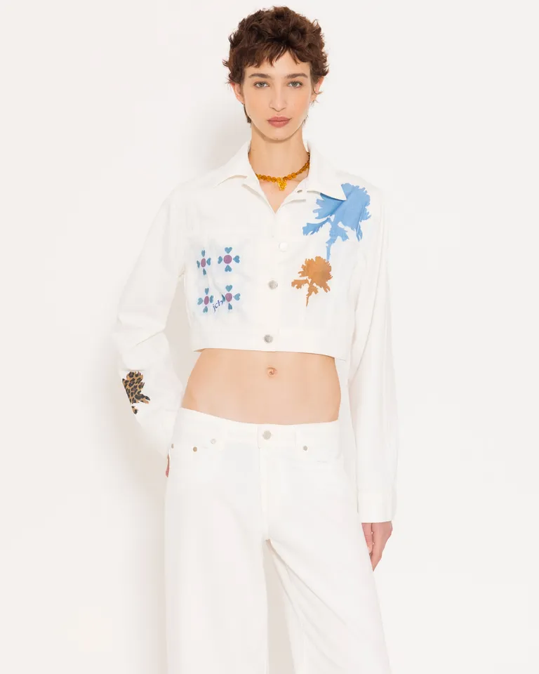 Chaqueta de algodón blanca con estampado floral y cierre de botones metálicos de Jazmin Chebar en Chaquetas para argentina