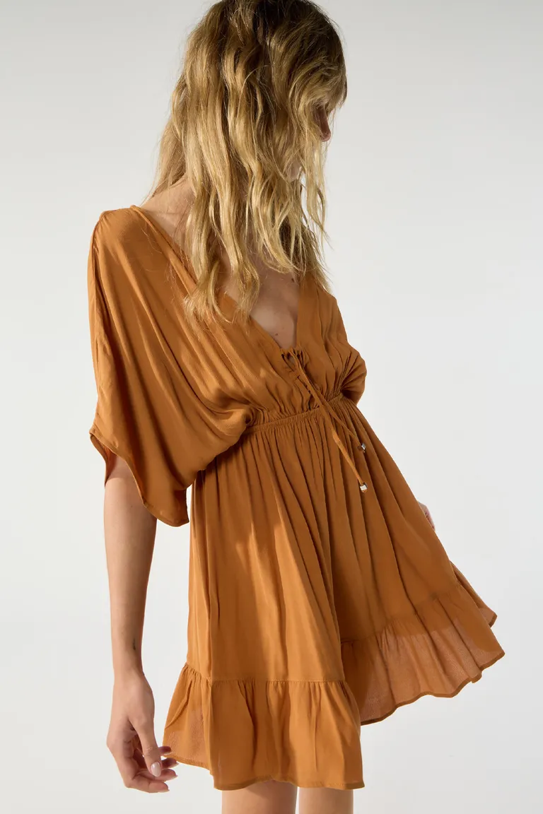 Vestido corto de crepe con escote en V y lazo entrelazado de Cuesta Blanca en Vestidos para argentina
