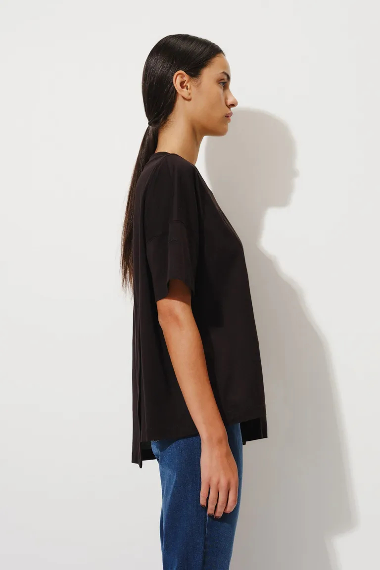 Remera de corte holgado con cuello redondo y detalle de recorte diagonal frontal para mujer de Mishka en Remeras para argentina