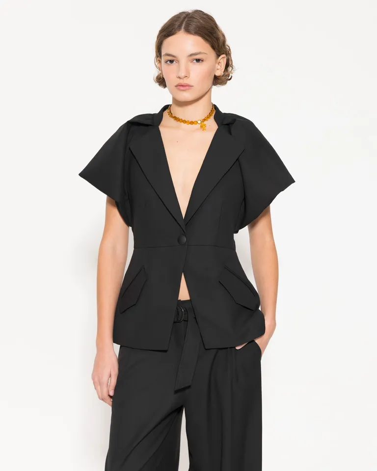 Blazer negro de mangas abullonadas con detalles estructurados y ajuste perfecto de Jazmin Chebar en Blazers para argentina