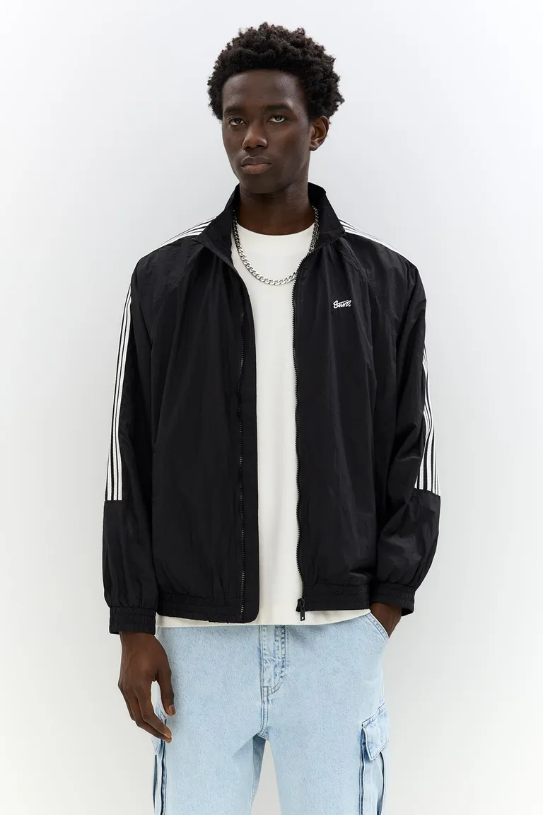Chubasquero rayas laterales stwd de Pull&Bear en Abrigos y Camperas para argentina