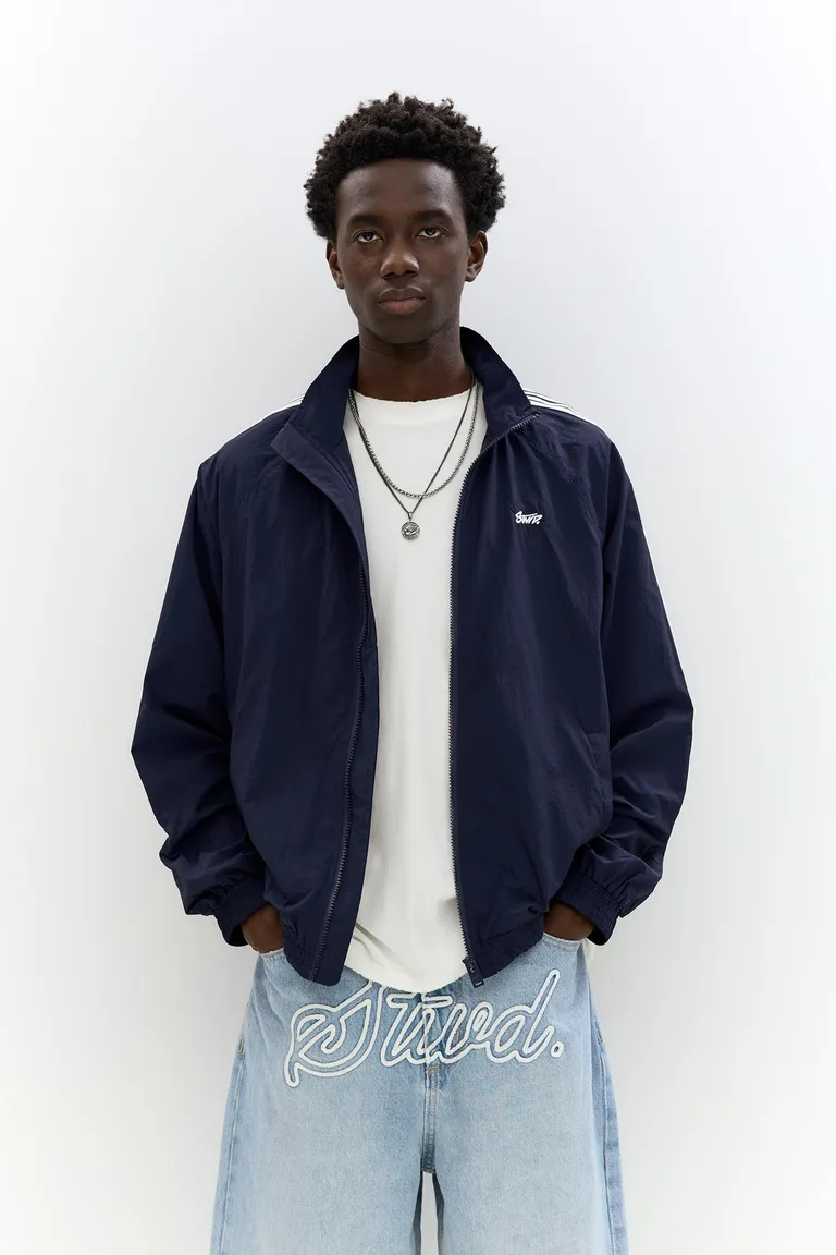 Chubasquero rayas laterales stwd de Pull&Bear en Abrigos y Camperas para argentina