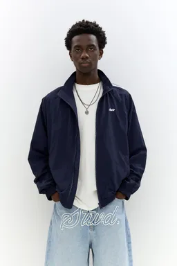 Chubasquero rayas laterales stwd de Pull&Bear en Abrigos y Camperas para argentina