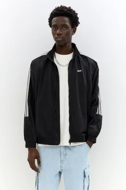 Chubasquero rayas laterales stwd de Pull&Bear en Abrigos y Camperas para argentina
