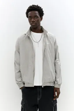 Chubasquero rayas laterales stwd de Pull&Bear en Abrigos y Camperas para argentina