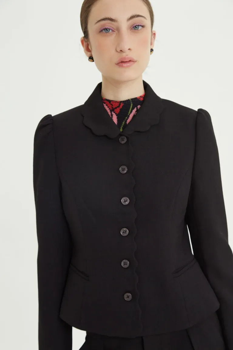 Blazer sastrero corto con detalles ondulados en cuello y cartera y hombros estructurados de Las Pepas en Blazers para argentina