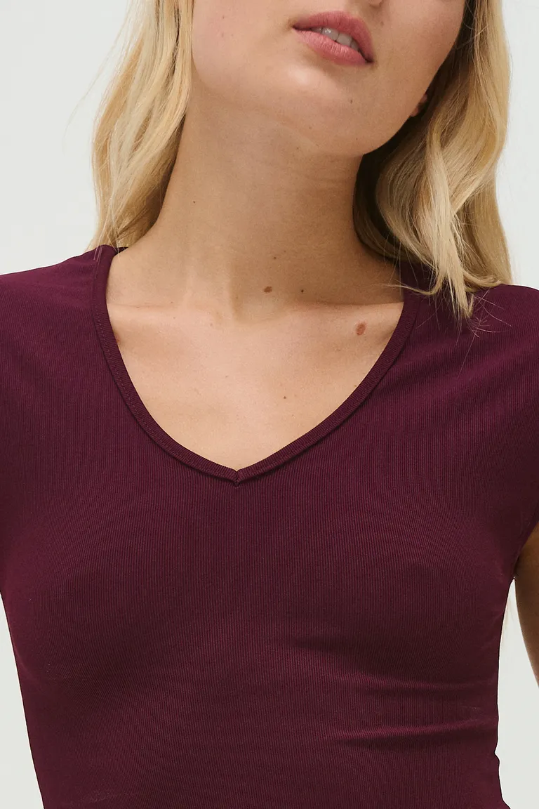 Remera de mujer entallada con escote en V y mangas cortas de corte básico de Sweet en Remeras para argentina