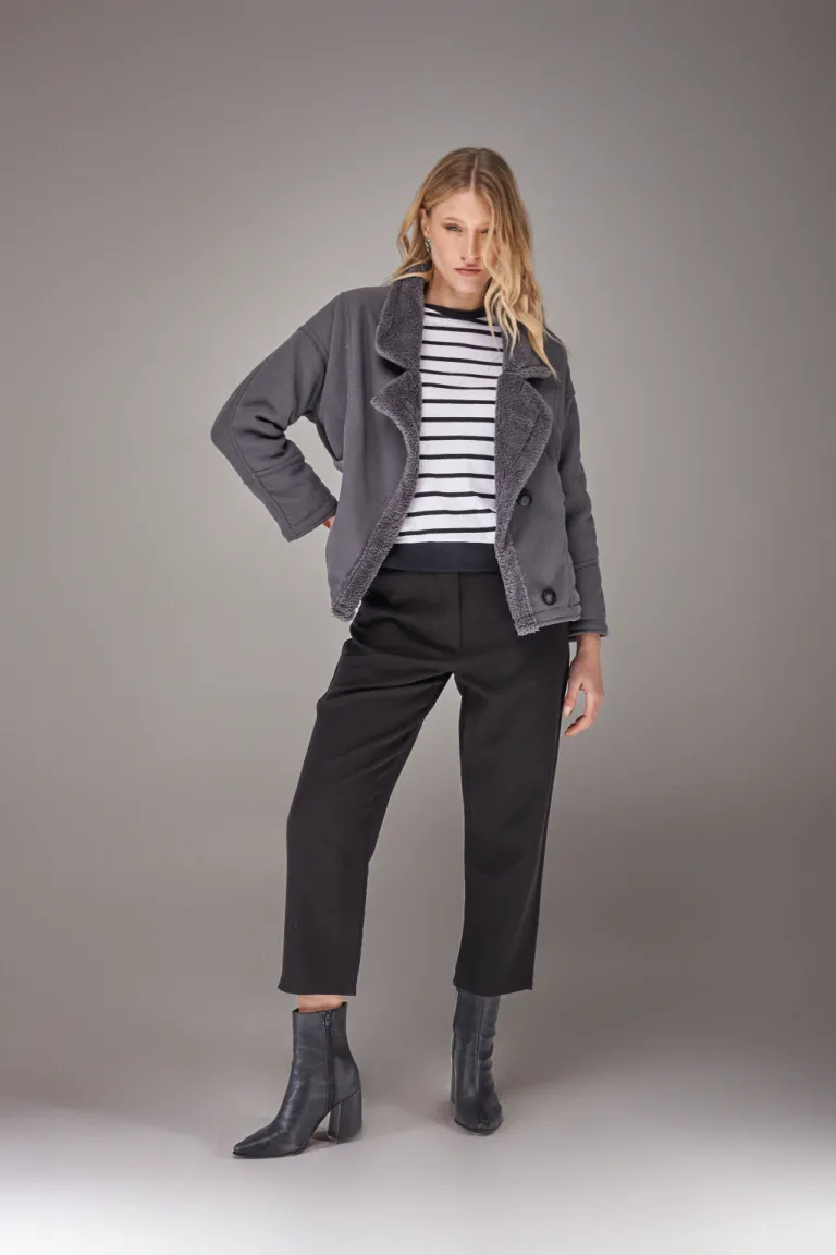Chaqueta gris de diseño moderno y versátil para mujer de Apricot en Chaquetas para argentina