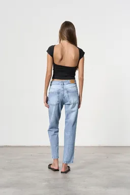 Jean denim mom corte clásico de Magda en Pantalones para argentina