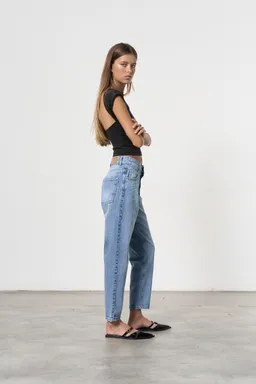 Jean denim mom corte clásico de Magda en Pantalones para argentina