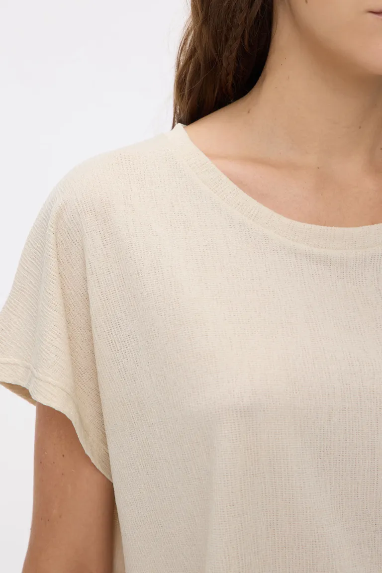 Remera de mujer con escote redondo y mangas cortas estilo dolman de calce relajado de Cuesta Blanca en Remeras para argentina