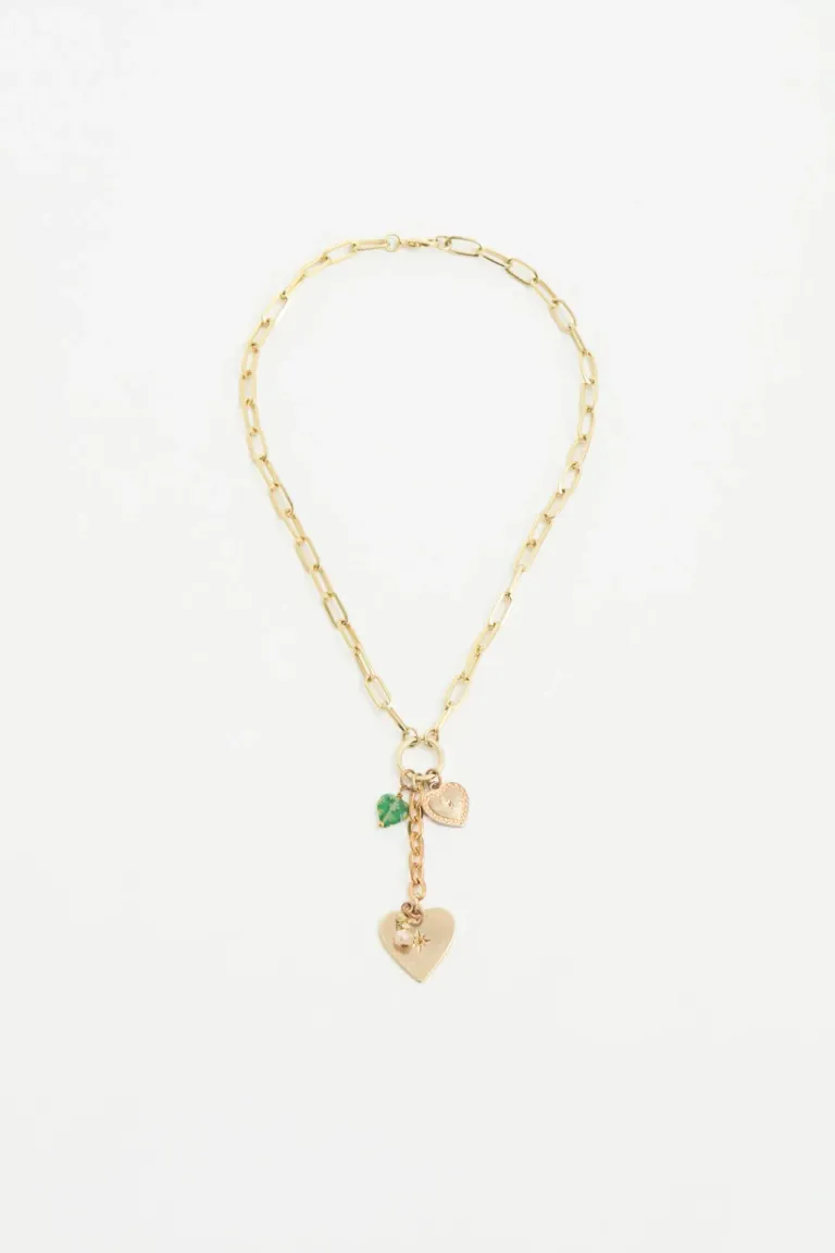 Collar de cadena dorada con dijes de corazones en distintas alturas de Rapsodia en Bijouterie para argentina