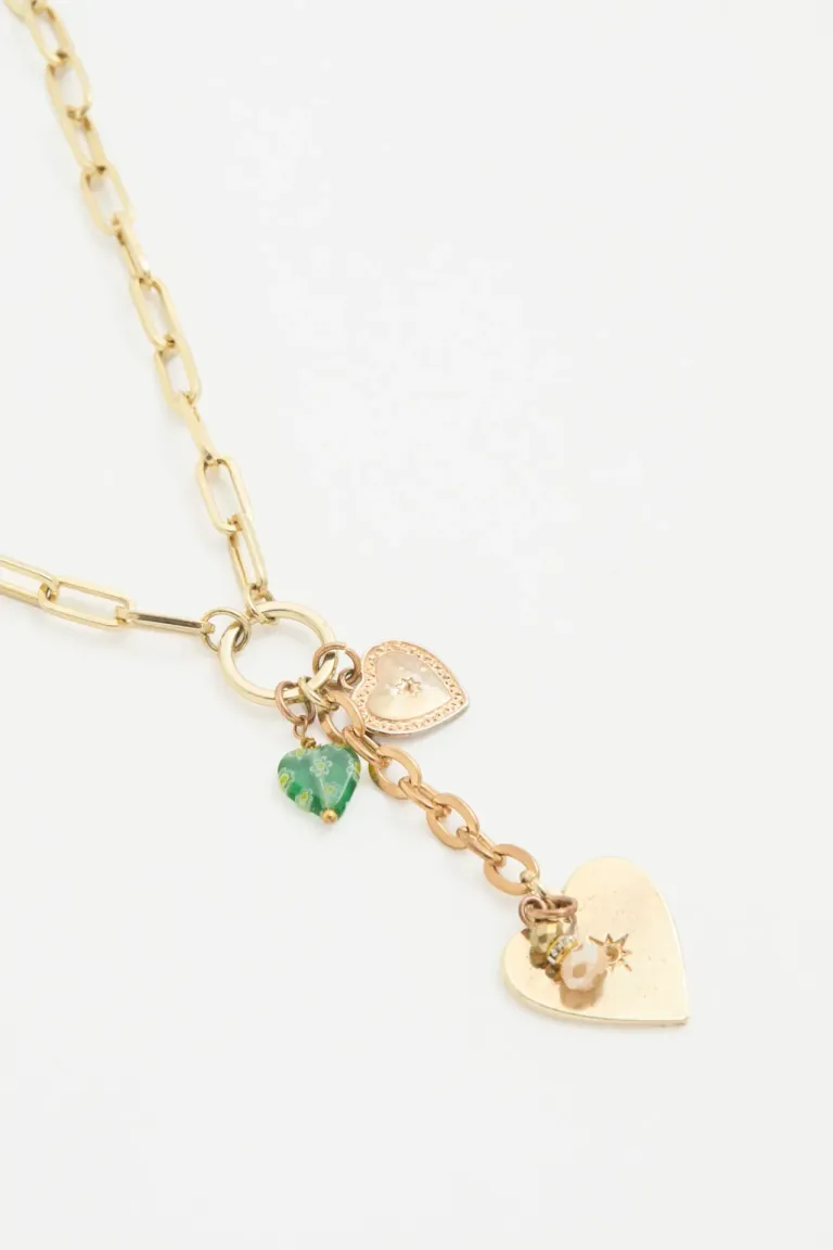 Collar de cadena dorada con dijes de corazones en distintas alturas de Rapsodia en Bijouterie para argentina