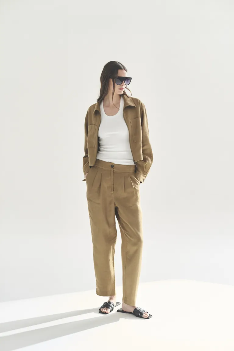 Pantalón recto y de tiro alto en color beige para mujer de Akiabara en Pantalones para argentina