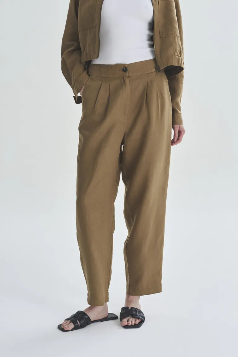 Pantalón recto y de tiro alto en color beige para mujer de Akiabara en Pantalones para argentina