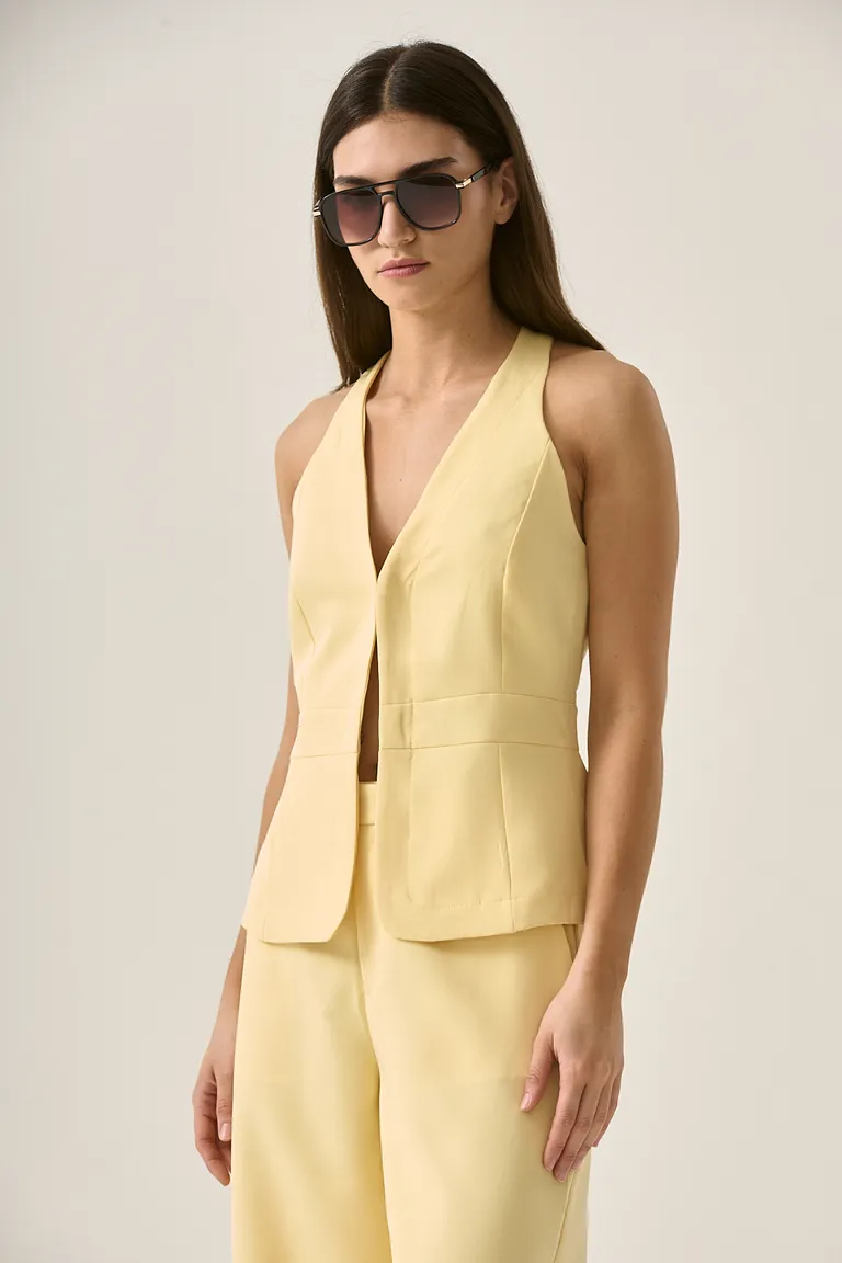 Chaleco amarillo ocre entallado con escote en V profundo de Sweet en Chalecos para argentina