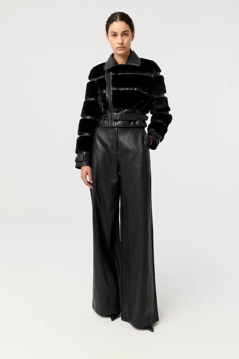 Chaqueta tipo biker con textura combinada, cierre frontal, broches metálicos y ajuste en el ruedo de Markova en Chaquetas para argentina