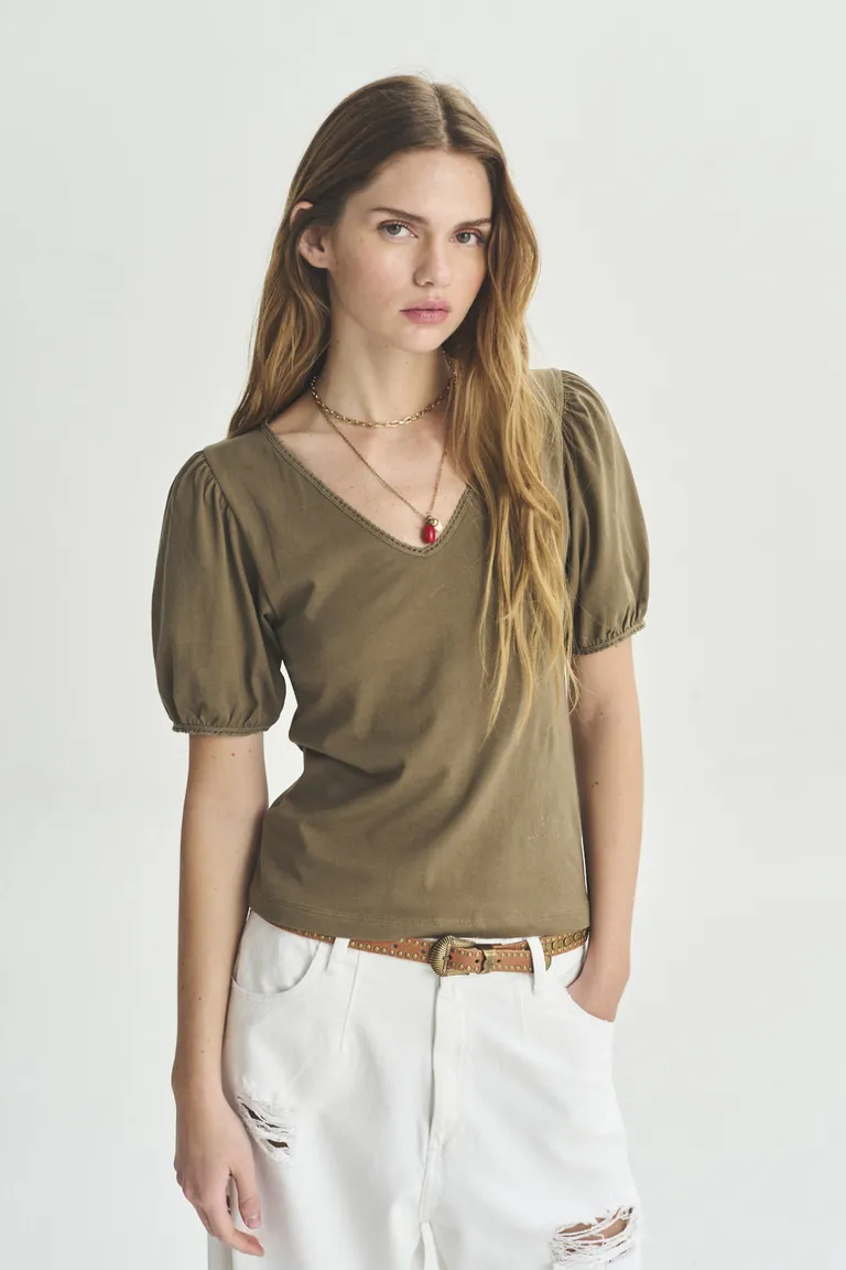 Remera de corte femenino en color verde para una apariencia estilizada y casual de Akiabara en Remeras para argentina