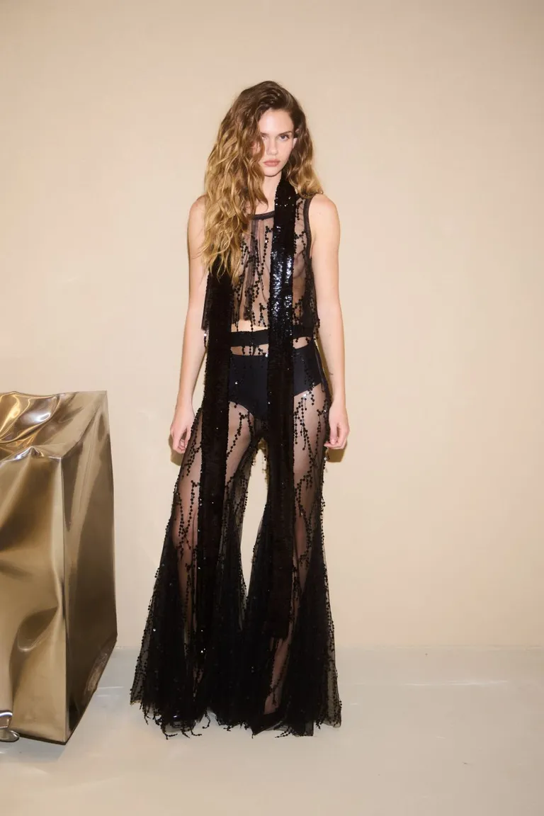 Pantalón negro de corte ancho y fluido para una imagen elegante y femenina de Allo Martinez en Pantalones para argentina