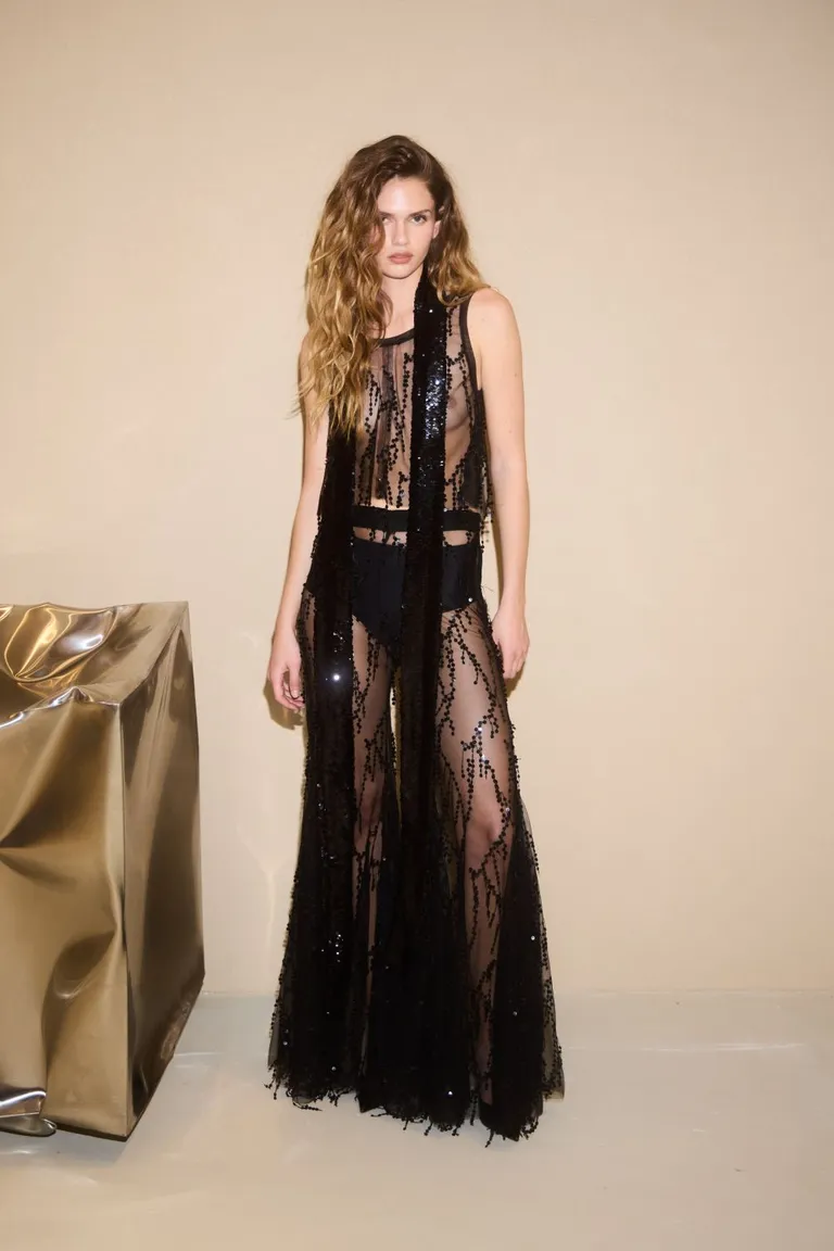 Pantalón negro de corte ancho y fluido para una imagen elegante y femenina de Allo Martinez en Pantalones para argentina