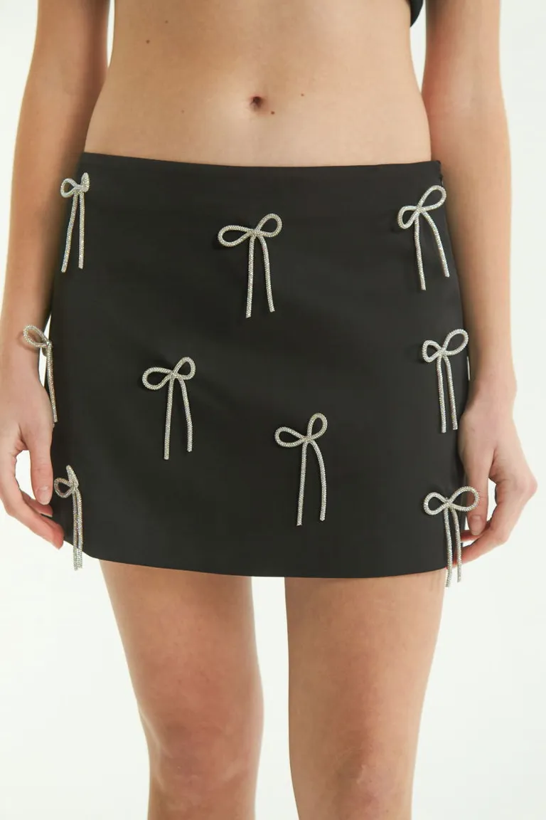 Falda mini satinada con adornos brillantes aplicados a mano - Pieza de moda única y especial de Las Pepas en Faldas para argentina