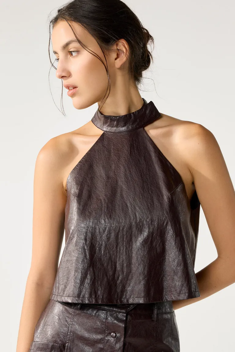 Top de cuero ecológico negro con detalle metálico en el cuello de Cuesta Blanca en Tops para argentina