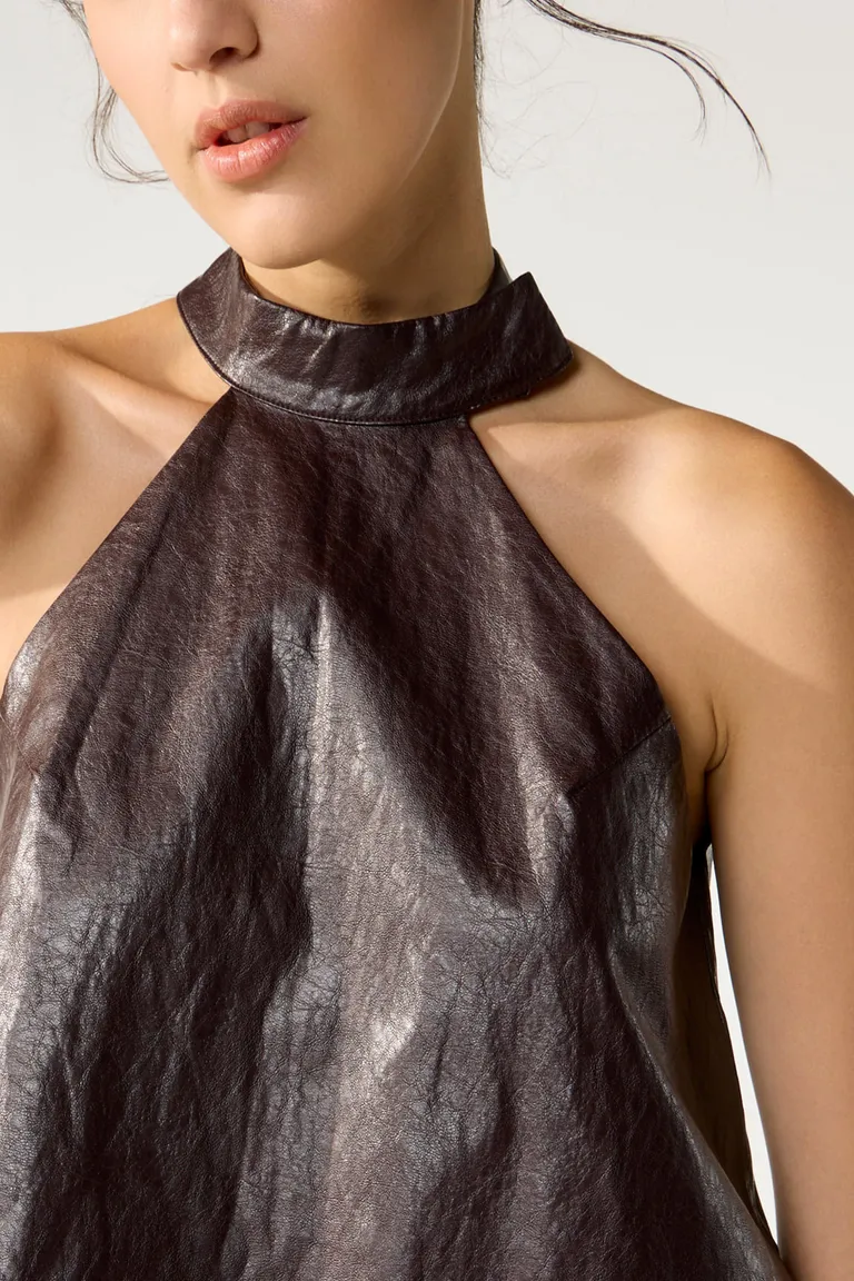 Top de cuero ecológico negro con detalle metálico en el cuello de Cuesta Blanca en Tops para argentina