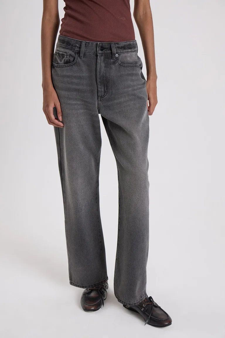 Pantalón jean tipo momfit de tiro medio alto con corte a la altura del tobillo de Maria Cher en Pantalones para argentina