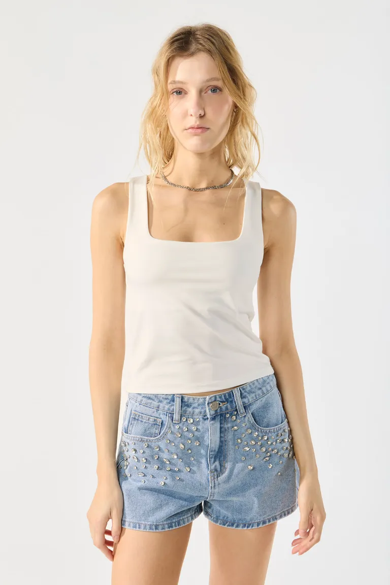 Musculosa blanca de microfibra con escote recto y vista interna de Cuesta Blanca en Remeras para argentina