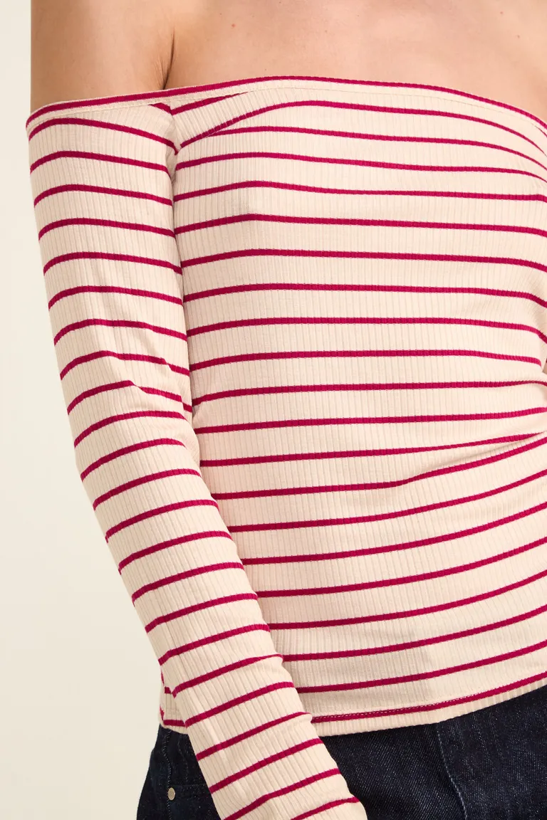 Remera manga larga al cuerpo con escote bote y hombros descubiertos de diseño rayado de Cuesta Blanca en Remeras para argentina