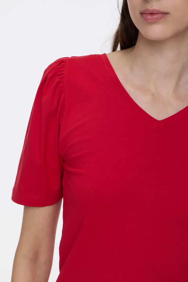 Remera femenina con escote en V y mangas cortas con detalle de volumen en los hombros de Cuesta Blanca en Remeras para argentina