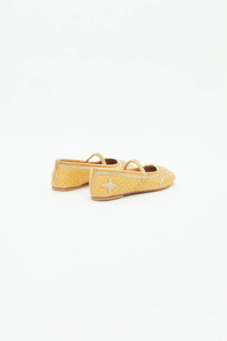 Zapatos tipo ballerinas dorados con detalles bordados en piedras, mostacillas y lentejuelas de Rapsodia en Ballerinas para argentina