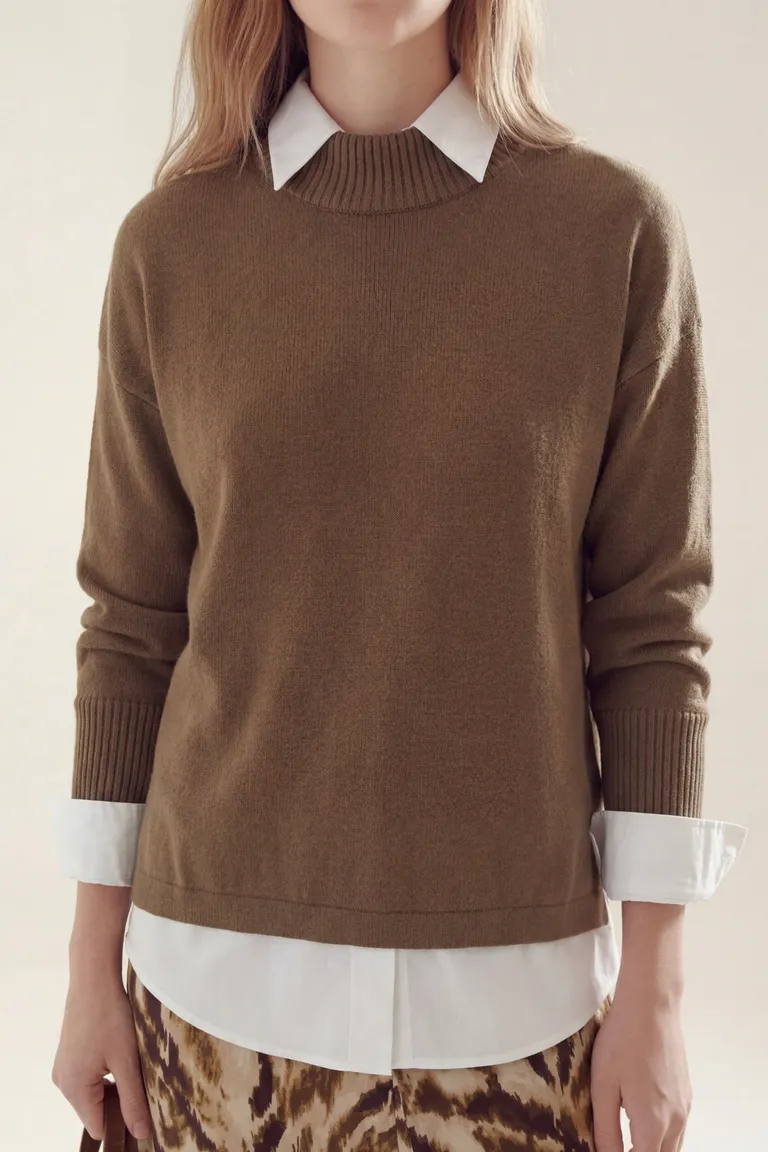 Sweater de tejido liso con cuello redondo y mangas largas de Akiabara en Buzos y Sweaters para argentina