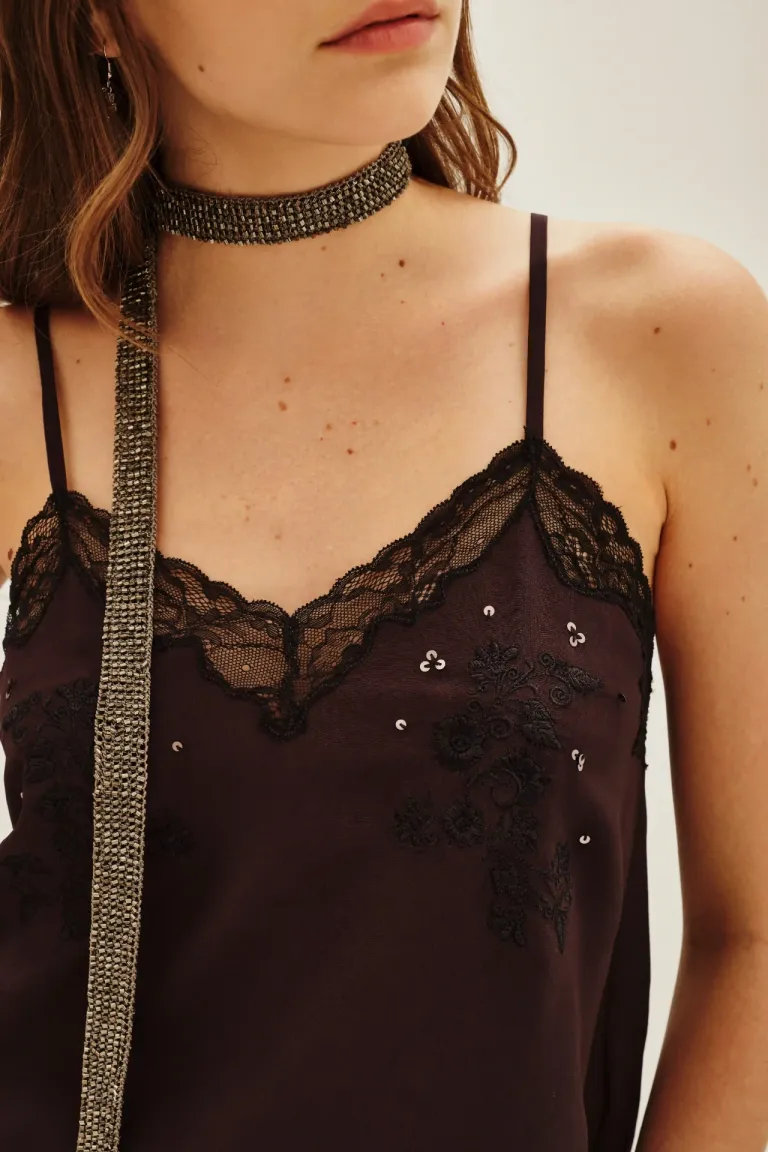 Top de breteles regulables con detalles de encaje y bordados en el frente de Rapsodia en Tops para argentina