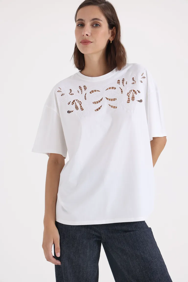 Remera de manga corta con cuello redondo y diseño de calados decorativos en el frente de Yagmour en Remeras para argentina