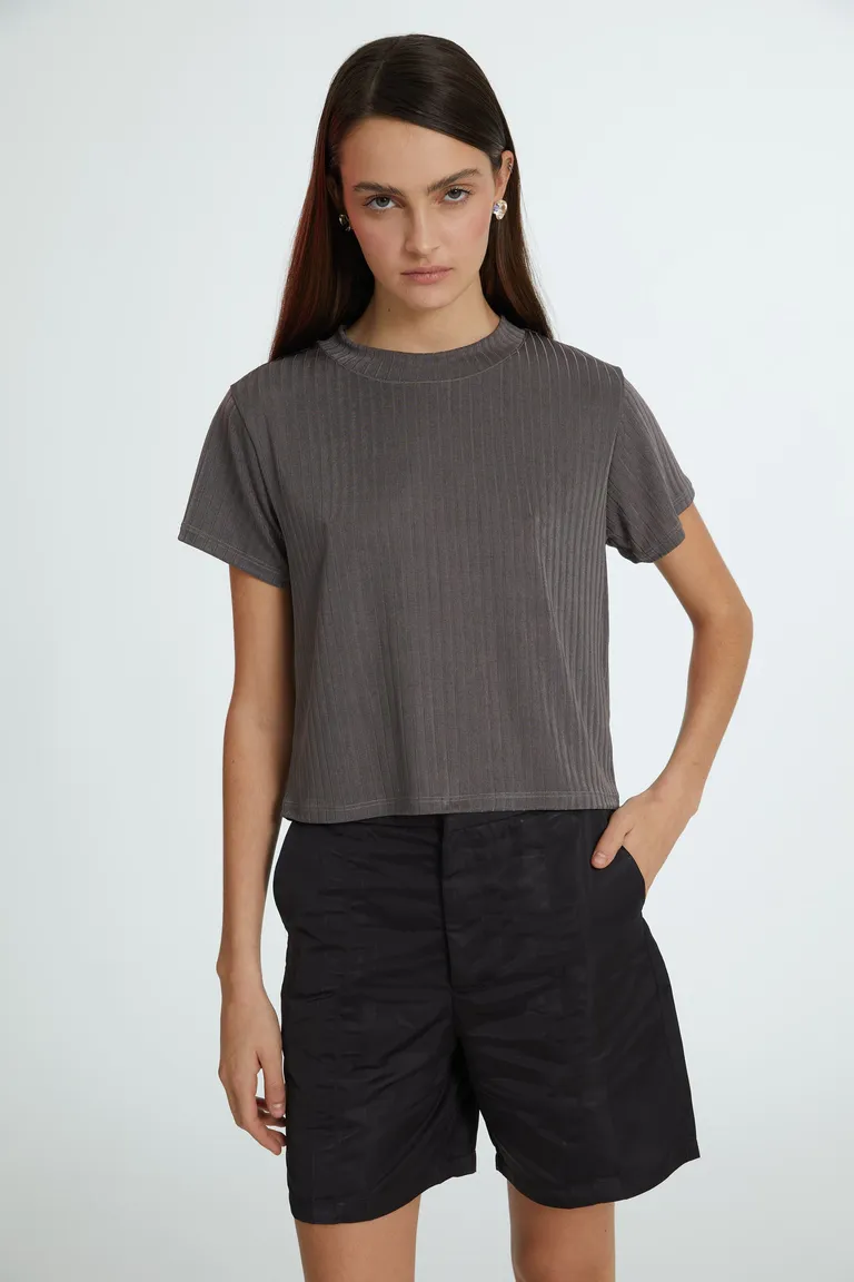 Remera de corte recto y cuello redondo, diseño versátil y de gran comodidad de Naíma en Remeras para argentina