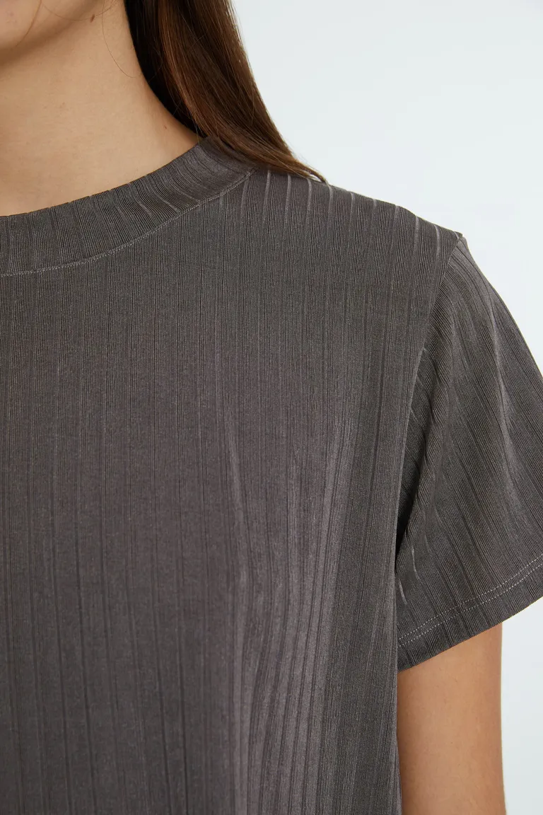 Remera de corte recto y cuello redondo, diseño versátil y de gran comodidad de Naíma en Remeras para argentina