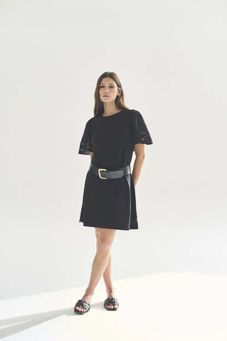 Vestido negro de manga corta con cinturón - Diseño sofisticado y elegante de Akiabara en Vestidos para argentina