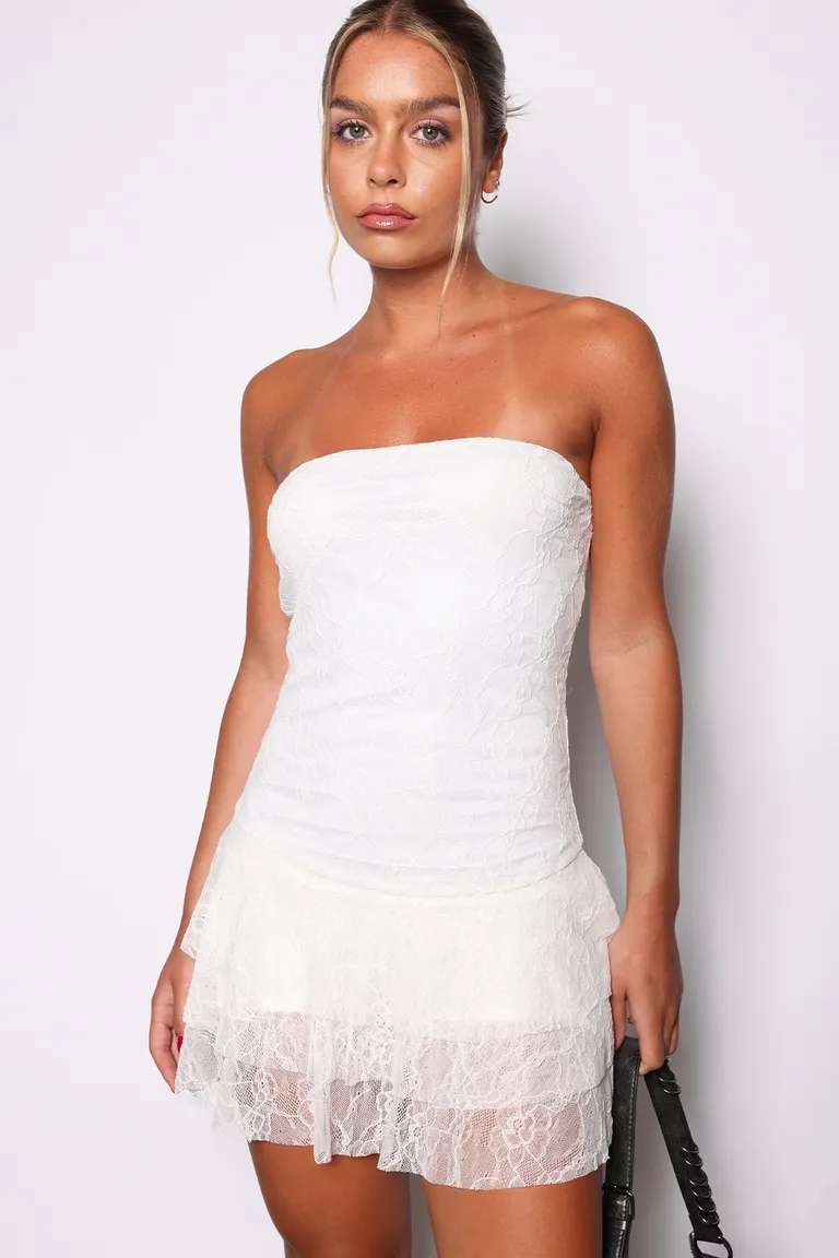 Vestido de encaje blanco con escote strapless y falda de volados de Top White en Vestidos para argentina