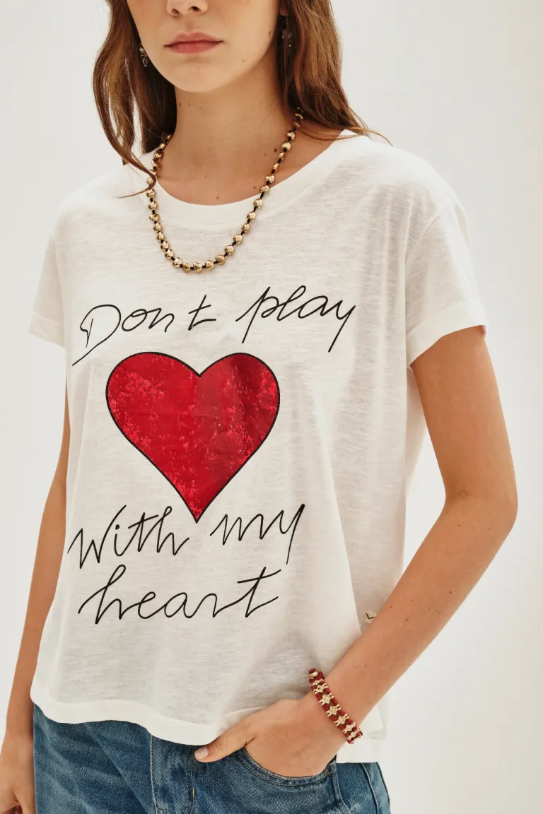 Remera de cuello redondo con estampa de corazón y leyenda frontal de Rapsodia en Remeras para argentina