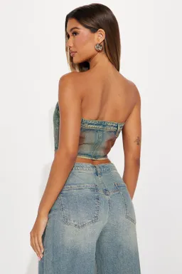 Top denim lavado feel good de Fashion Nova en Tops para argentina